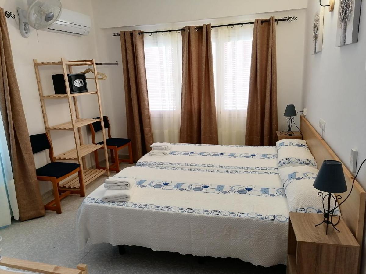Hostal Pepe Sant Ferran de Ses Roques Exterior photo